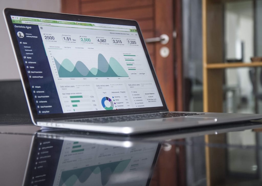 Pantalla con gráficas de marketing digital y analítica web