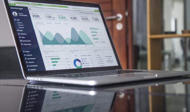 Pantalla con gráficas de marketing digital y analítica web
