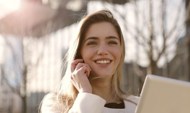 Persona comparando opciones para elegir un curso adaptado a su perfil