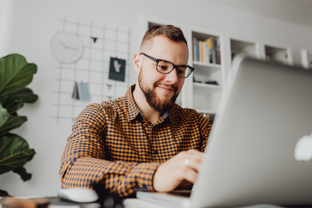 Persona organizando sus objetivos formativos para septiembre con cursos gratuitos de gestión, docencia online, fiscalidad, extranjería y Project Management.