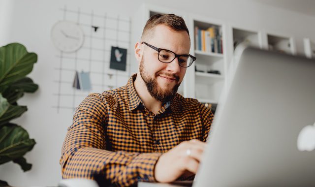 Persona organizando sus objetivos formativos para septiembre con cursos gratuitos de gestión, docencia online, fiscalidad, extranjería y Project Management.