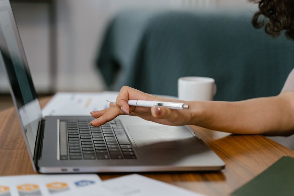 Persona trabajadora consultando cursos gratuitos para mejorar sus competencias profesionales