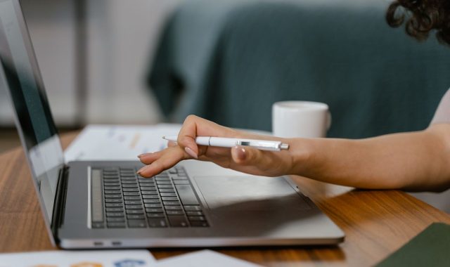 Persona trabajadora consultando cursos gratuitos para mejorar sus competencias profesionales