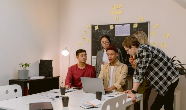 Grupo de personas actualizando su currículum con cursos gratuitos y nuevas competencias profesionales