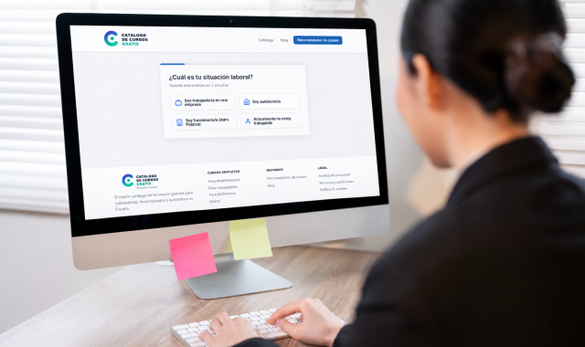 Persona utilizando el Recomendador de cursos gratis para encontrar formación según su perfil e intereses